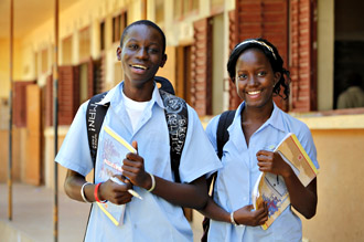 Pierre en Aissatou op weg naar school - foto: Friedrich Stark