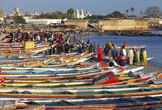 Gekleurde boten land het strand - foto: Friedrich Stark