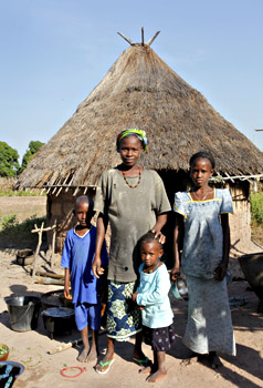 Moeder met kinderen voor hun huisje - Foto: Friedrich Stark