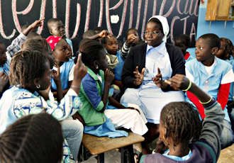 Zuster Rita Marie Coly geeft catecheseles - foto: Friedrich Stark