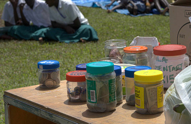 spaarpotjes van kinderen in Bougainville (van wereldmissiedag 2009)